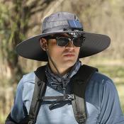 Chapeau avec ventilateurs solaires intégrés